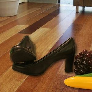 11M St. John's Bay Black Leather Heels